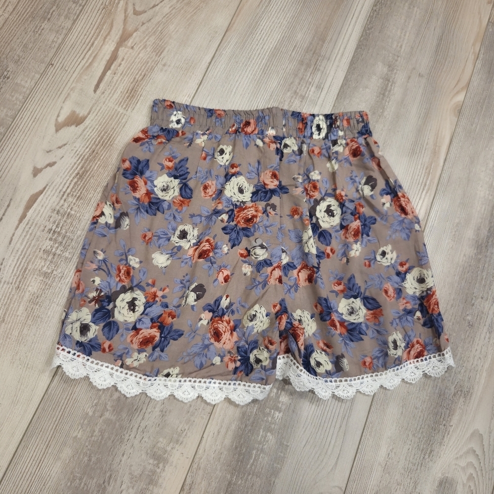 AZ Floral Print Shorts with Lace Trim - Picture 3 of 4